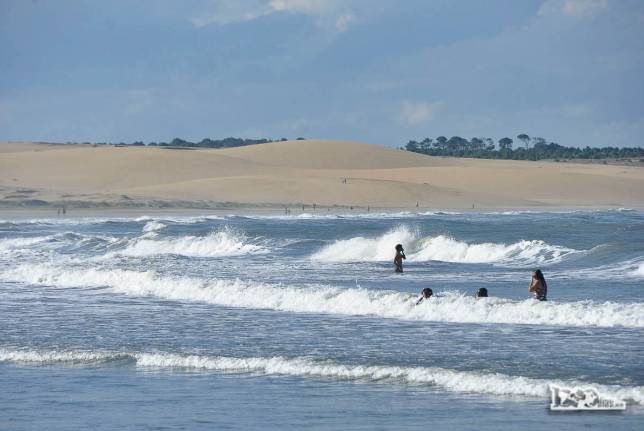 Banhistas aproveitam o dia lindo no mar de Cabo Polonio, no litoral do Uruguai